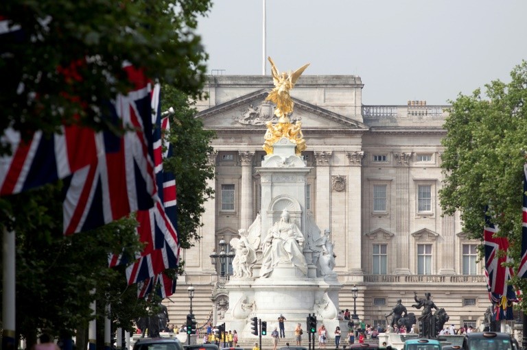 Milhares querem que rainha banque reforma do Palácio de Buckingham