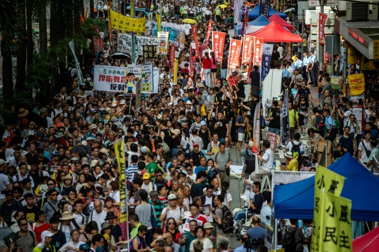 Manifestação em Hong Kong reúne milhares de pessoas ISTOÉ Independente