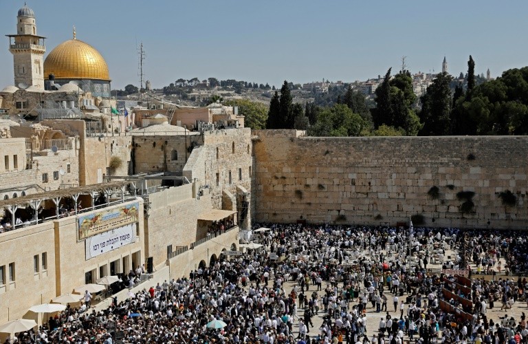 Dezenas De Milhares De Judeus Se Re Nem Em Jerusal M Para B N O Sacerdotal