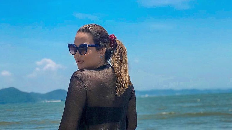 Geisy Arruda Exibe Bumbum Avantajado Em Pose Na Praia Isto