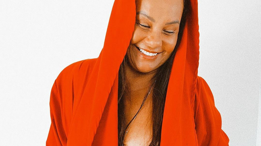 Aos 62 anos Solange Couto posta foto ousada e deixa seio à mostra