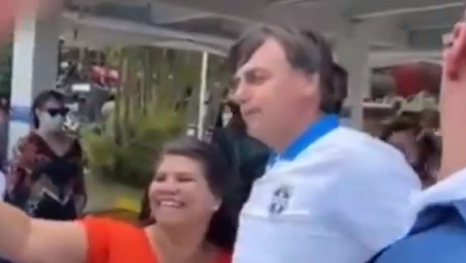 No Guarujá Bolsonaro passeia na praia e posa aglomeração de