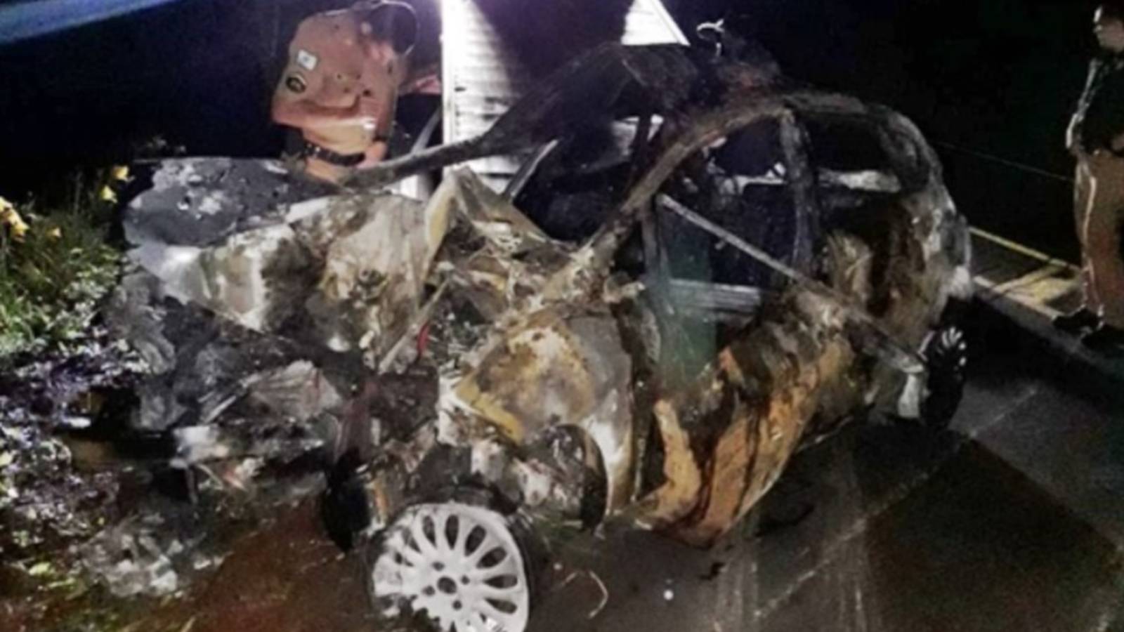 PR Homem mata a companheira e morre carbonizado após bater carro