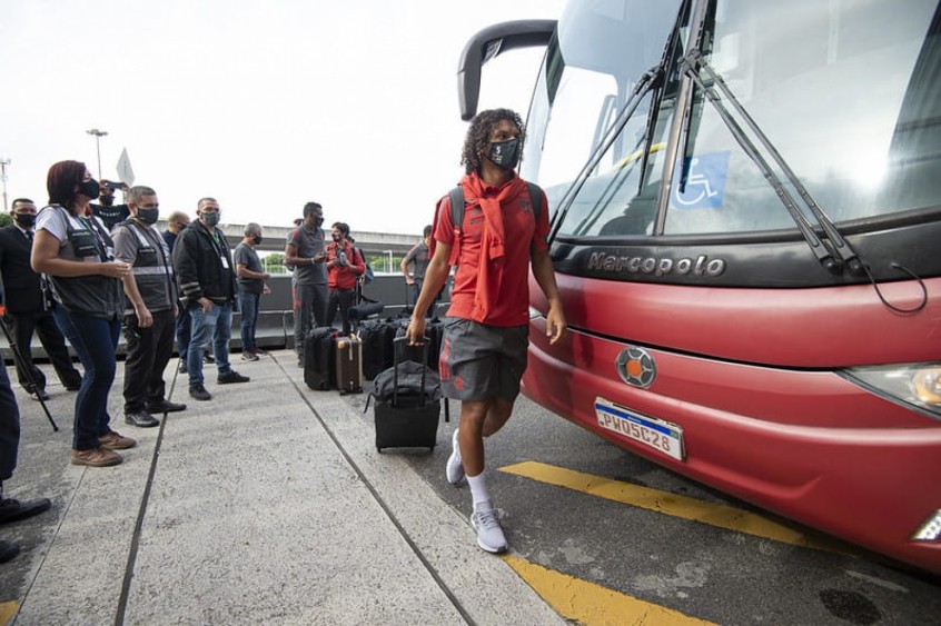 Flamengo desembarca no Rio após empate no Chile Arão avalia defesa