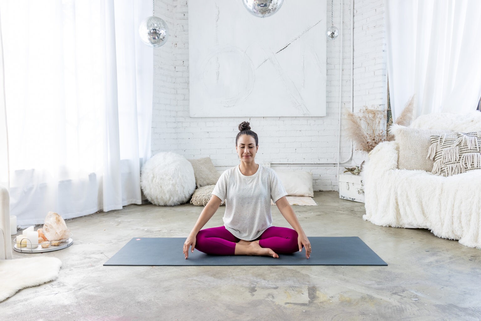 Em casa Confira 5 posturas de yoga que ajudam no equilíbrio físico e