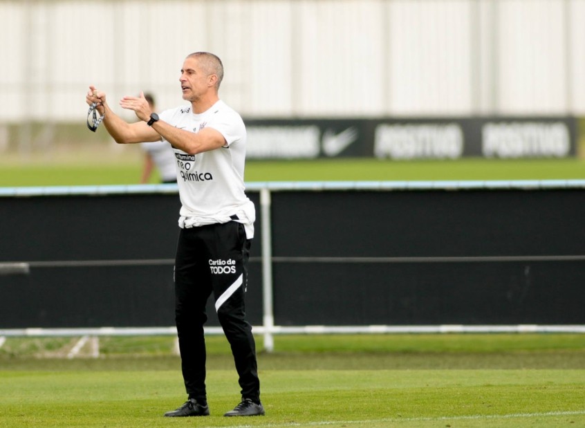 Sylvinho promove treino técnico em preparação do Corinthians para