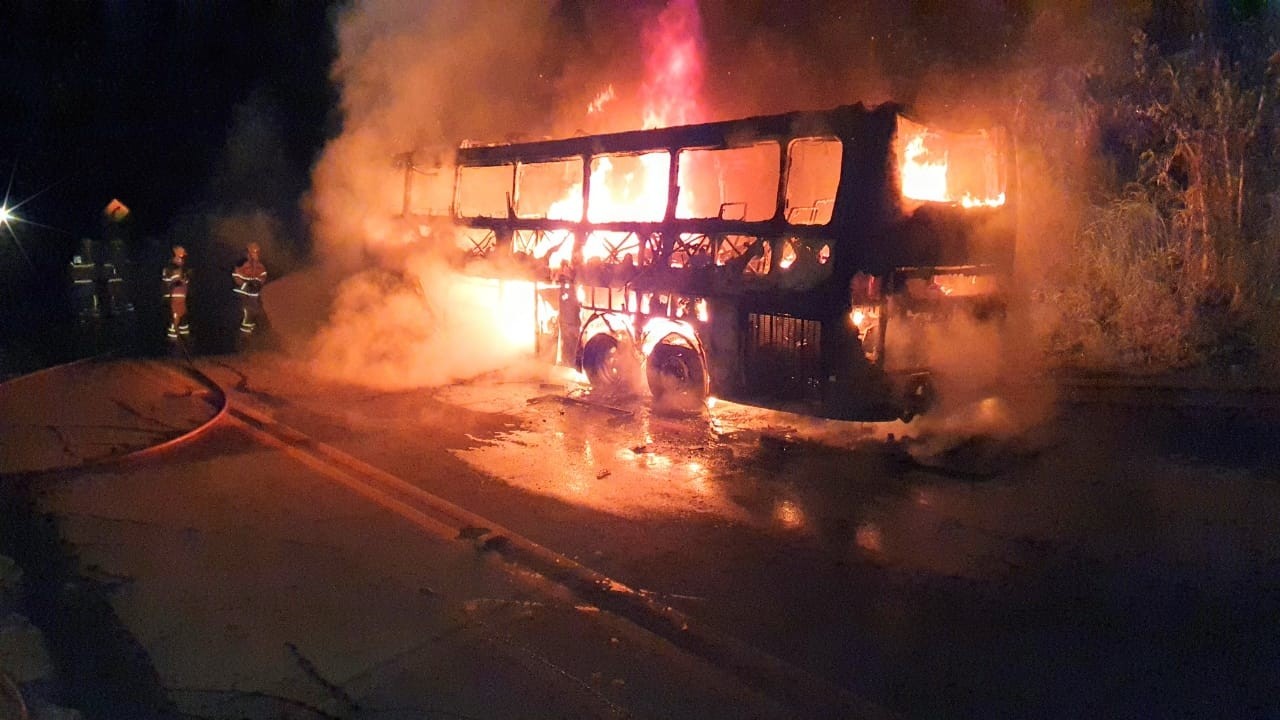 Ônibus 50 passageiros pega fogo em Minas Gerais ISTOÉ Independente