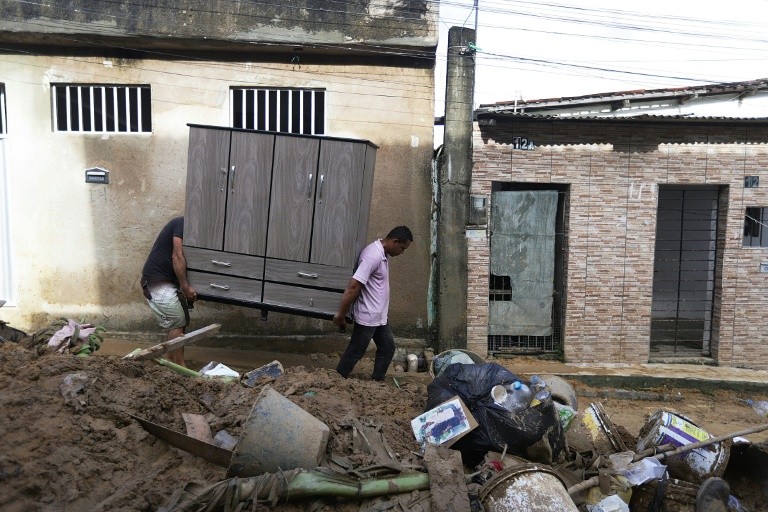 Sobe a 100 o número de mortos após chuvas no Grande Recife ISTOÉ