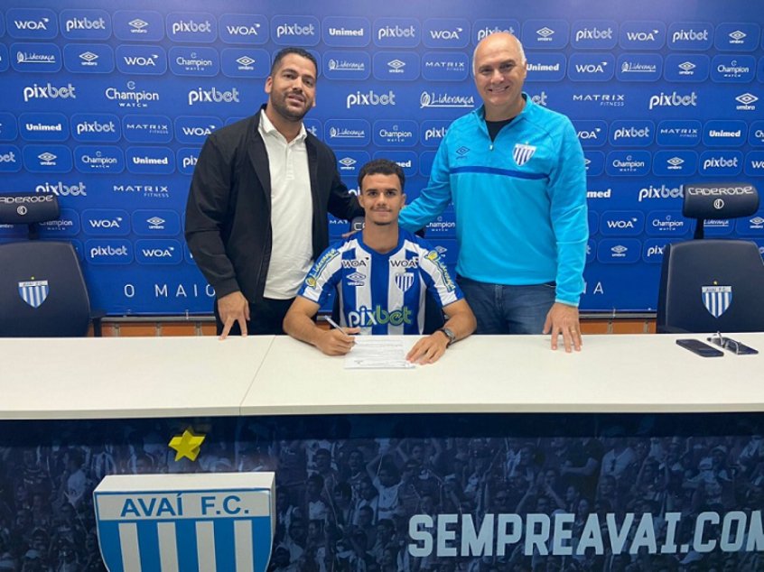 Atacante Arthur Chamonge Assina Primeiro Contrato Profissional O