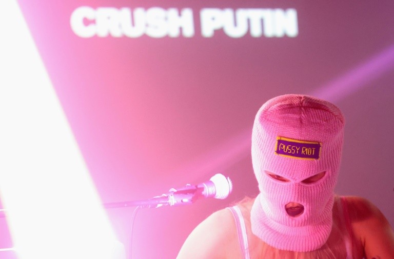 Pussy Riot faz turnê na Europa contra a guerra na Ucrânia ISTOÉ