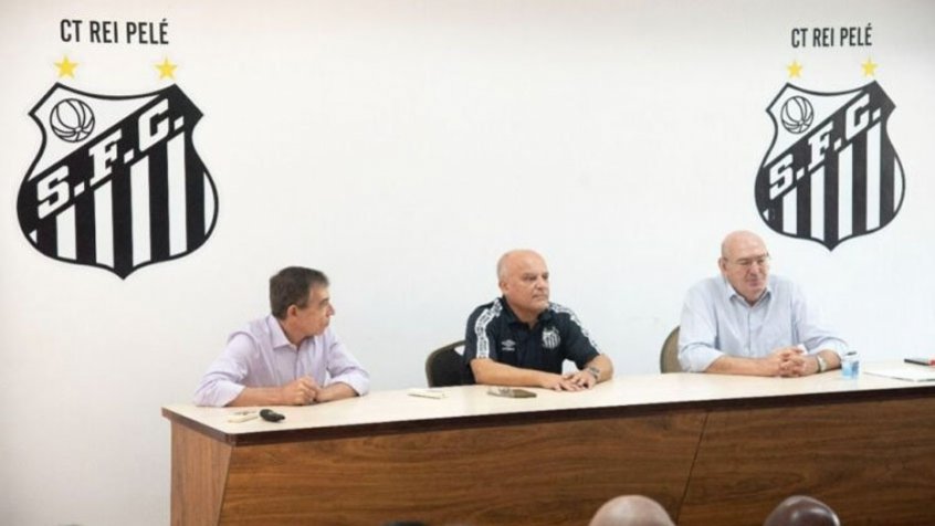 Novo executivo de futebol Newton Drummond é apresentado ao elenco do