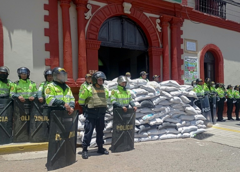 Peru proíbe entrada de Evo Morales enquanto protestos continuam