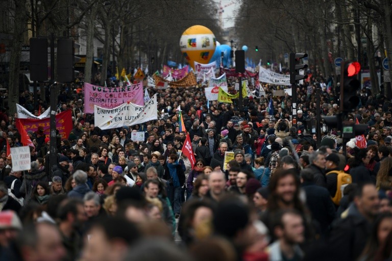 Senado francês aprova polêmica reforma previdenciária protestos perdem