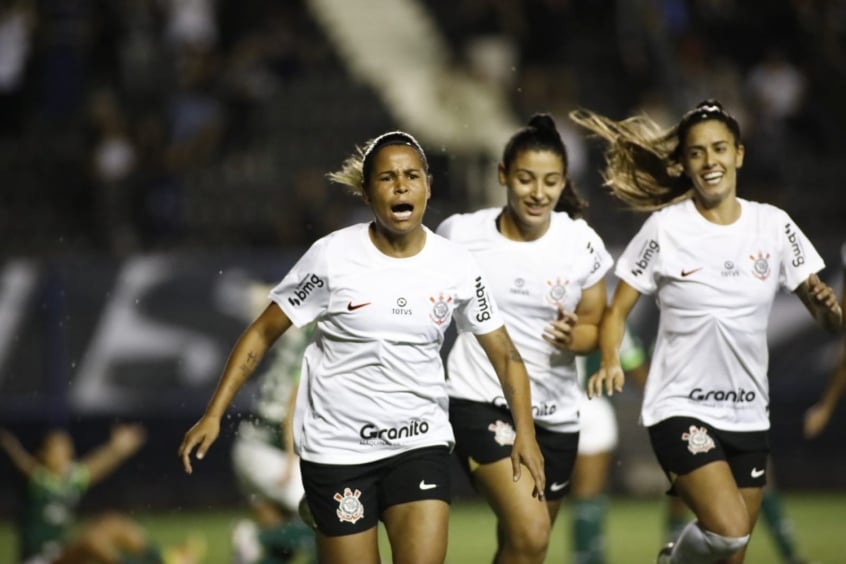 Em jogo de viradas Corinthians bate o Palmeiras pelo Brasileirão