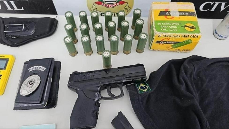 Sp Falso Policial Preso R Plicas De Armas Isto Independente