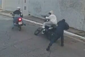 V Deo Imagens Mostram Momento Em Que Motociclista Evita Roubo De Moto