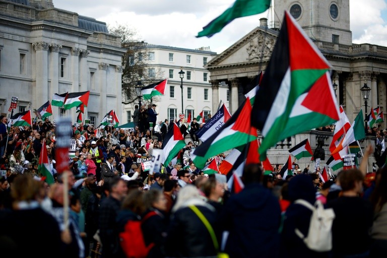 Milhares se reúnem em Londres em manifestação pró palestinos ISTOÉ