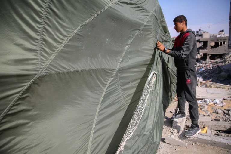 Em Gaza homem transforma paraquedas ajuda humanitária em abrigo