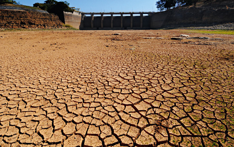 Resultado de imagem para foto do rio que  secaram no brasil