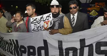 Polícia paquistanesa dispersa protesto de cegos a pauladas