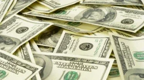 Dólar cai com exterior melhor e venda de moeda pelo BC