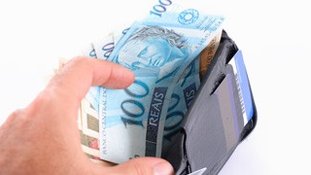 FamÃ­lias endividadas crescem, mas inadimplentes caem