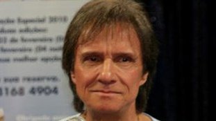 Roberto Carlos canta 'Lady Laura' em enterro da mãe