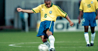 Até hoje não sei como fiz aquele gol': há 25 anos, Roberto Carlos acertou o  chute que desafiou a física - ESPN