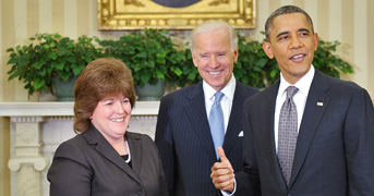 Barack Obama nas mãos de uma mulher
