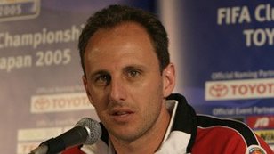 Mulher de goleiro reserva ironiza atuação de Rogério Ceni em derrota