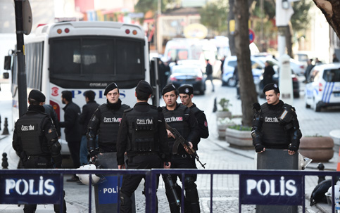 Homem-bomba mata ao menos 10 pessoas em área turística de Istambul