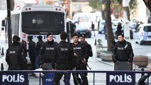 Homem-bomba mata ao menos 10 pessoas em área turística de Istambul