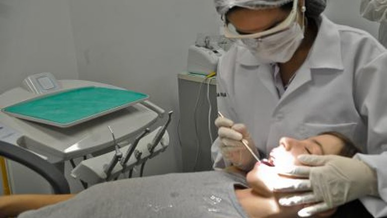 Pesquisa aponta que 16 milhões de brasileiros vivem sem nenhum dente