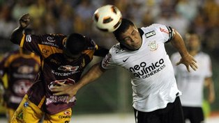 Torcedores depredam sede corintiana; Ronaldo vira alvo