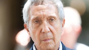 Sob forte emoção, Abilio Diniz se despede do Pão de Açúcar com discurso e é aplaudido de pé