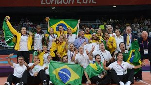 Brasil bate americanas de virada, é bi e faz história