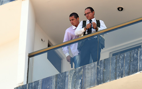 Homem que faz refém em hotel em Brasília pede extradição de Battisti