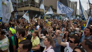 Mais de 10 mil pessoas tomam conta da Paulista em apoio a Aécio