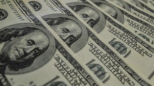 Com previsão de rombo nas contas públicas, dólar termina agosto em forte alta