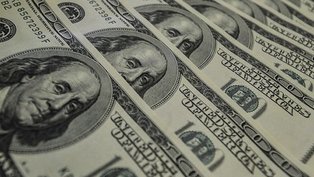 Com previsão de rombo nas contas públicas, dólar termina agosto em forte alta