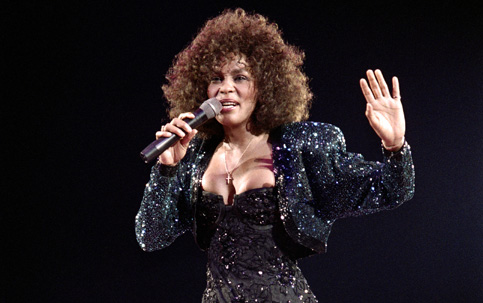 Imprensa mundial e famosos lamentam a morte de Whitney Houston