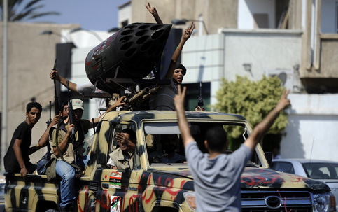 Centenas de rebeldes tomam complexo de Kadhafi em Trípoli