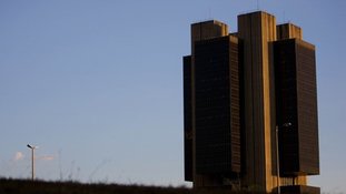 Bovespa se ajusta à redução da Selic e fecha em alta