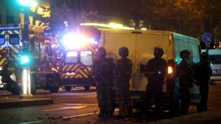 Atentados simultâneos em Paris deixam mais de 150 mortos e espalham o medo na capital francesa