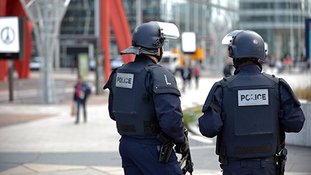 Polícia francesa diz que há segundo fugitivo suspeito de atentados