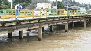 Chuva afeta 615 mil em SC e deixa 14 municípios em emergência