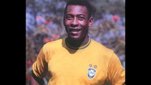 Rei do futebol em fotografia que é capa do livro Pelé - Minha Vida em Imagens ()