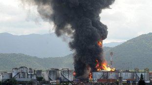 Santos recebe ajuda da FAB para combater incêndio em tanques da Ultracargo