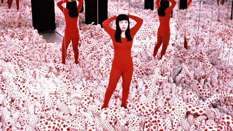 Conheça a artista japonesa de 91 anos que é a rainha das bolinhas