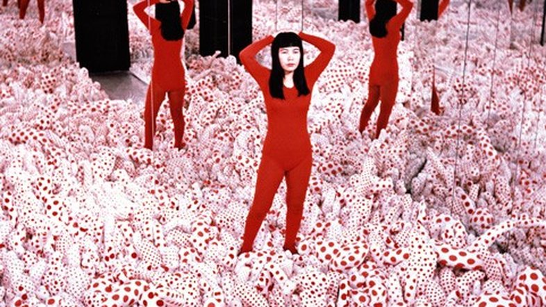 Conheça a artista japonesa de 91 anos que é a rainha das bolinhas